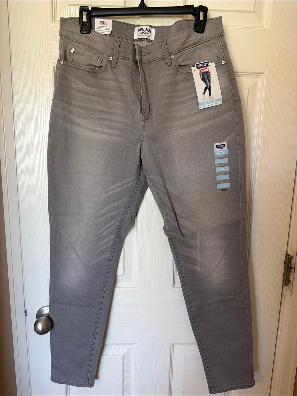 NWT Denizen from Levi's Women's Light Gray Skinny Jeans